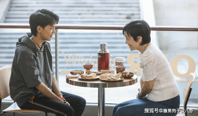 发专辑录 中餐厅 ,准备做明星变现的丁真,能应付好娱乐圈吗