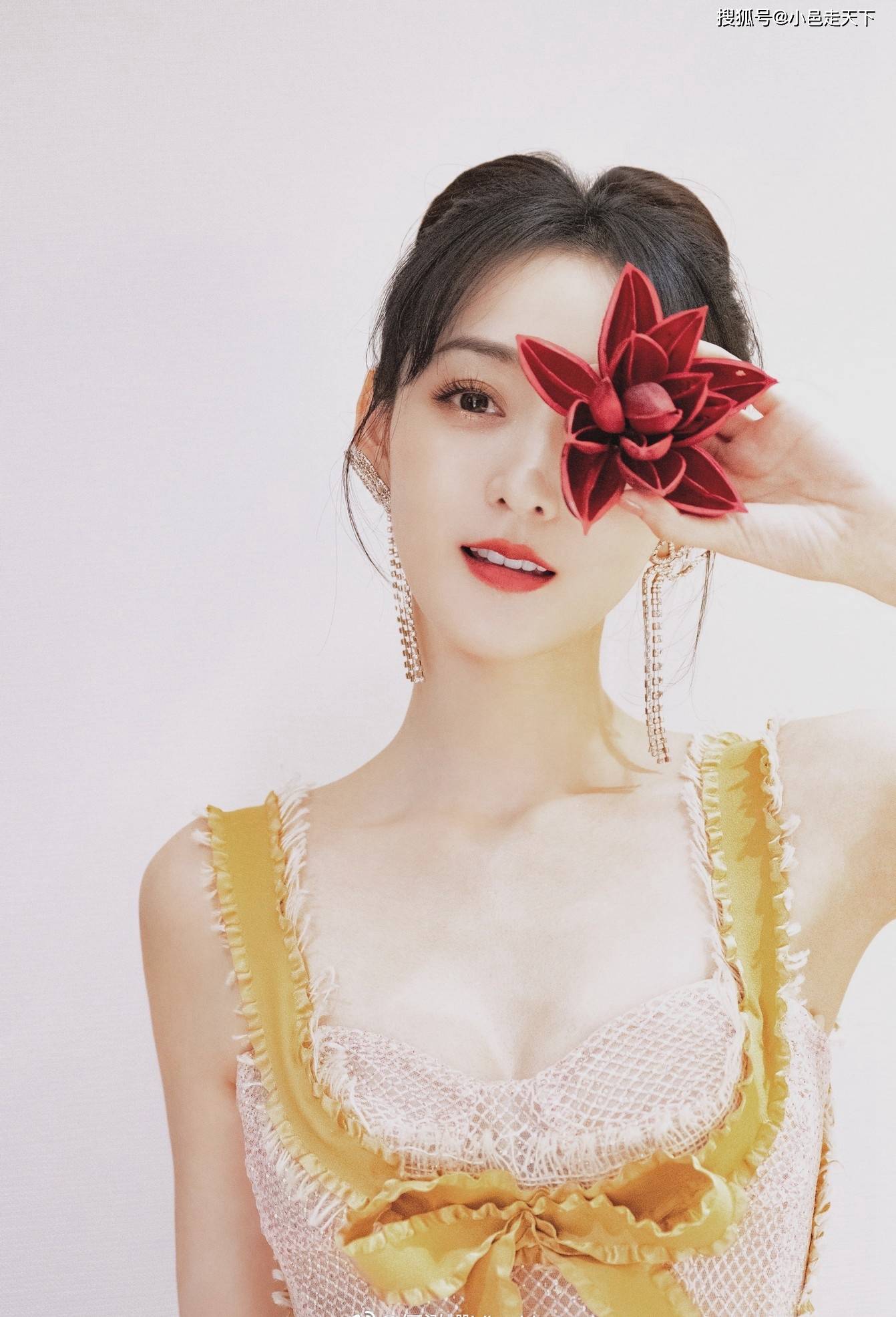 何泓姗白色长裙性感写真