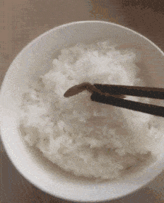 原创搞笑gif包饺子就好好包为什么要在地上包呢