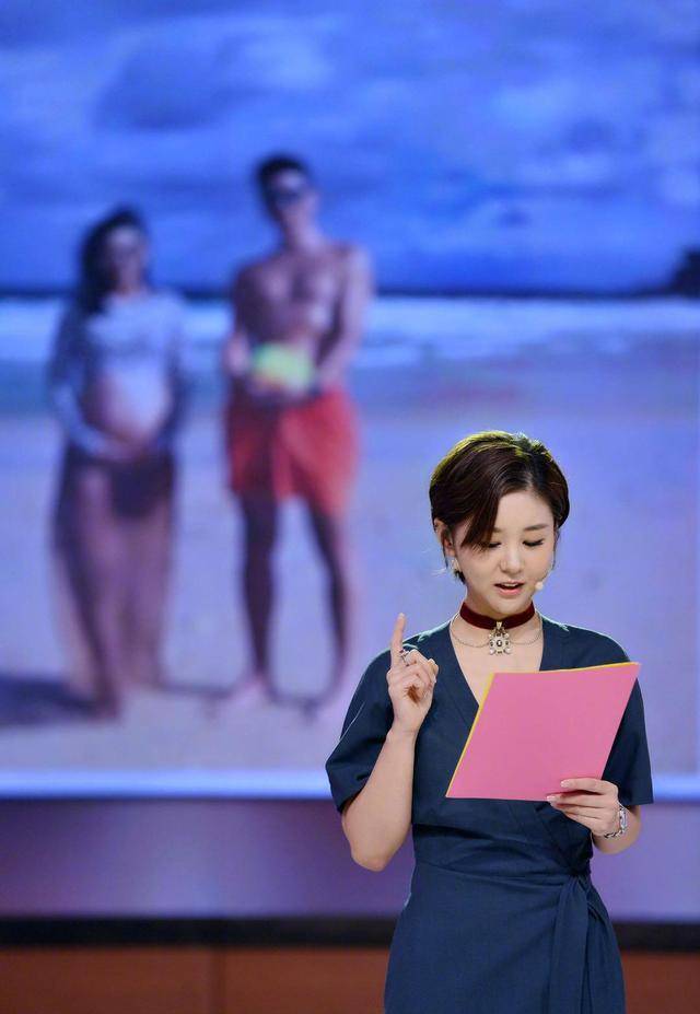 李小萌|辣妈李小萌太美了,穿荷叶边连衣裙配丸子头,少女气质藏不住