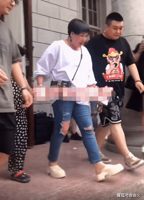 郭德纲|郭德纲和老婆开豪车下班，6岁儿子烫一头卷发，四肢壮实身高惊人