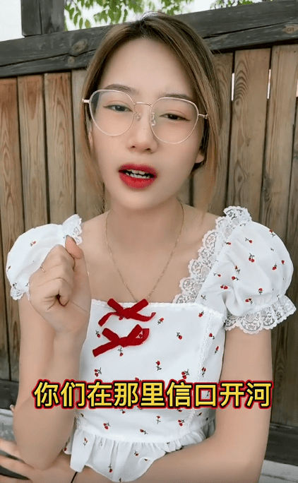 原创美女网红安安教练穿丝袜直播被连封3个号发视频哭诉否认打擦边球