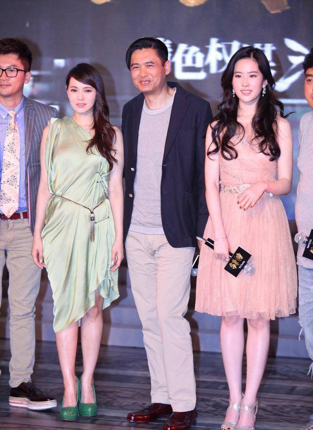 设计|伊能静有点肉更女人，穿绿色连衣裙配长卷发好惊艳，秦昊真有眼光