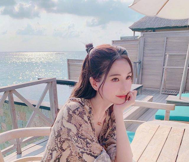 身材|蓝心妍真是人间尤物！一袭蛇纹深V连衣裙性感精致，身材凹凸有致