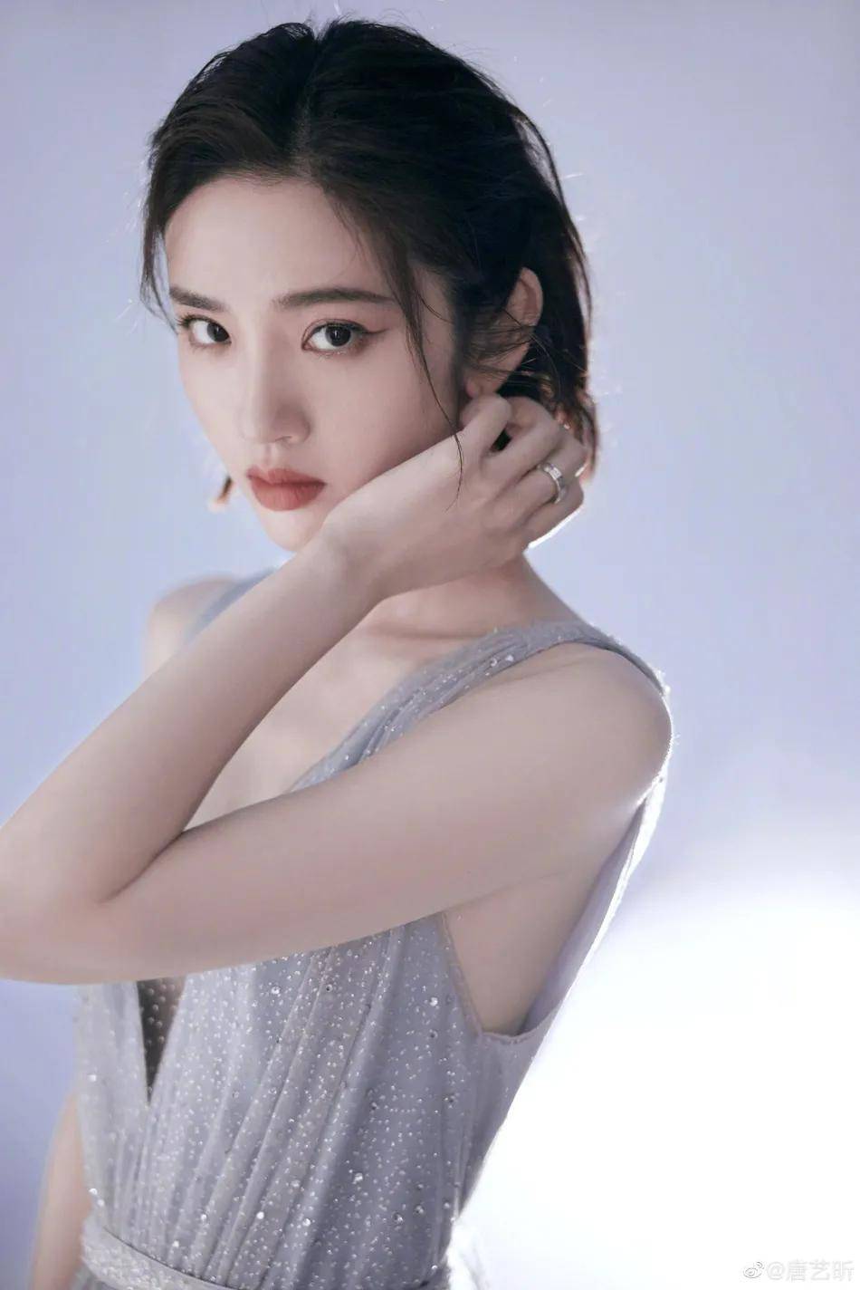 唐艺昕穿深v吊带纱裙大秀事业线!雪肤娇嫩性感迷人