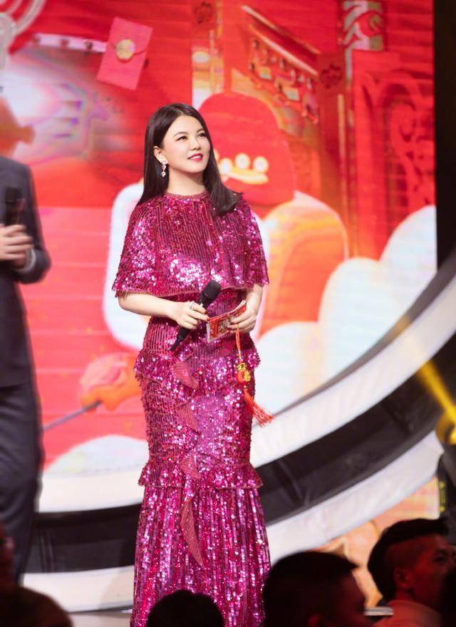 贵妇|44岁李湘穿衣真胆大，穿亮片玫红色连衣裙高贵大气，很有贵妇范