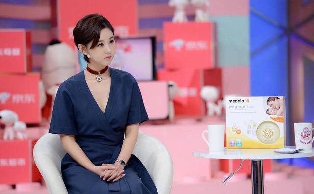 李小萌|辣妈李小萌太美了,穿荷叶边连衣裙配丸子头,少女气质藏不住