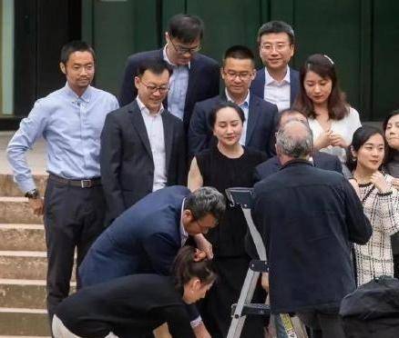 瞿颖|48岁的孟万洲穿着小黑裙和星星朱茵、瞿颖看起来很优雅