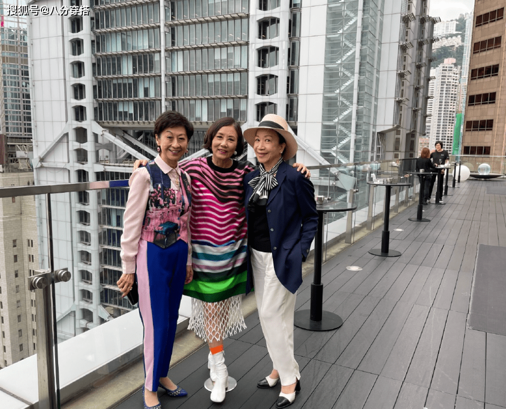 颜色|汪明荃真是“奶奶圈顶流”，穿彩色条纹裙时髦洋气，比年轻人还潮