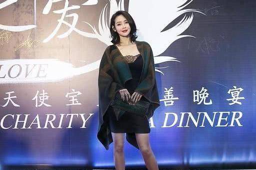 于明加|于明加剪了齐肩发型更迷人，穿吊带连衣裙亮相，低调中透着高级感