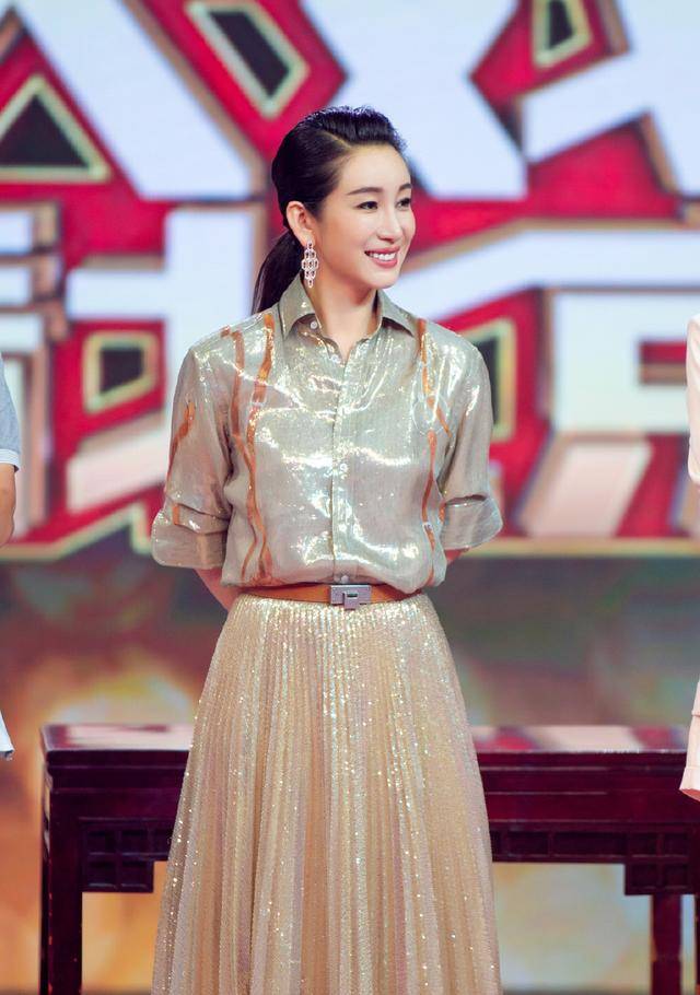 腰带|41岁的秦海璐夏日机场穿搭真洋气，穿黑色连衣裙减龄时髦，超好看