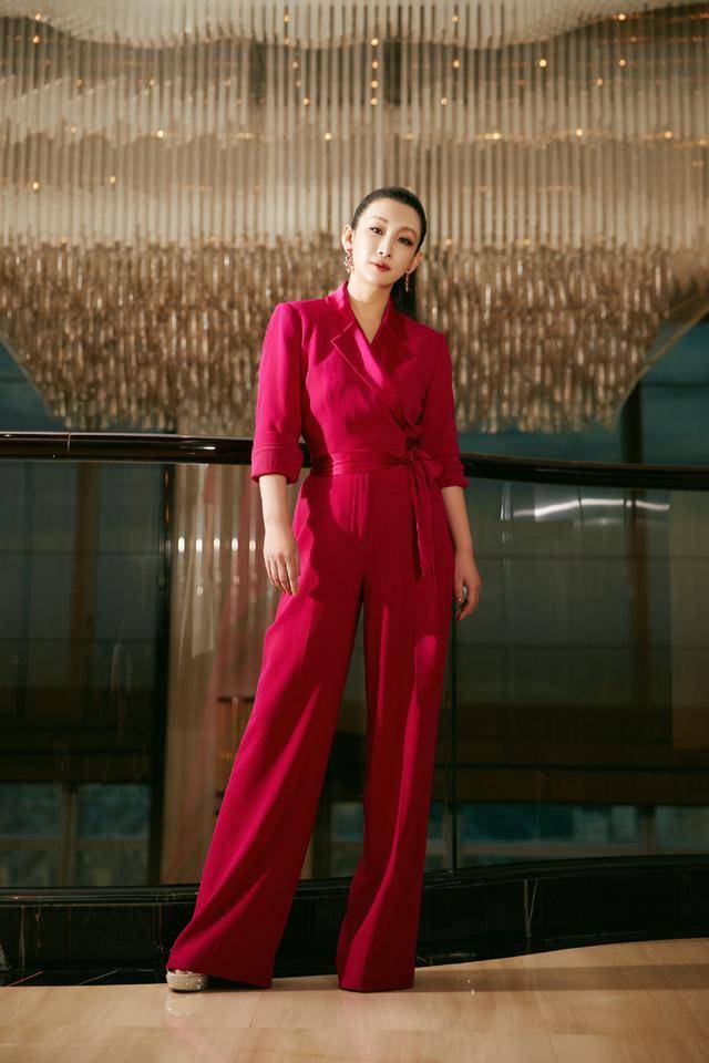 腰带|41岁的秦海璐夏日机场穿搭真洋气，穿黑色连衣裙减龄时髦，超好看