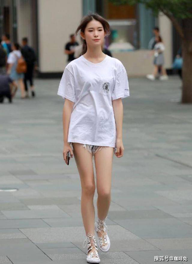 时尚街拍:夏天不知道怎么穿?试试白色t恤时髦又百搭!_短裤