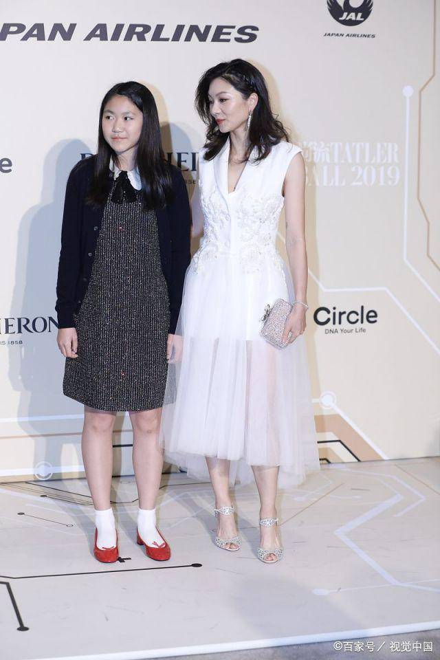 设计|陈婷随老公张艺谋出活动，穿v领长裙美成公主样，脸上笑容没断过