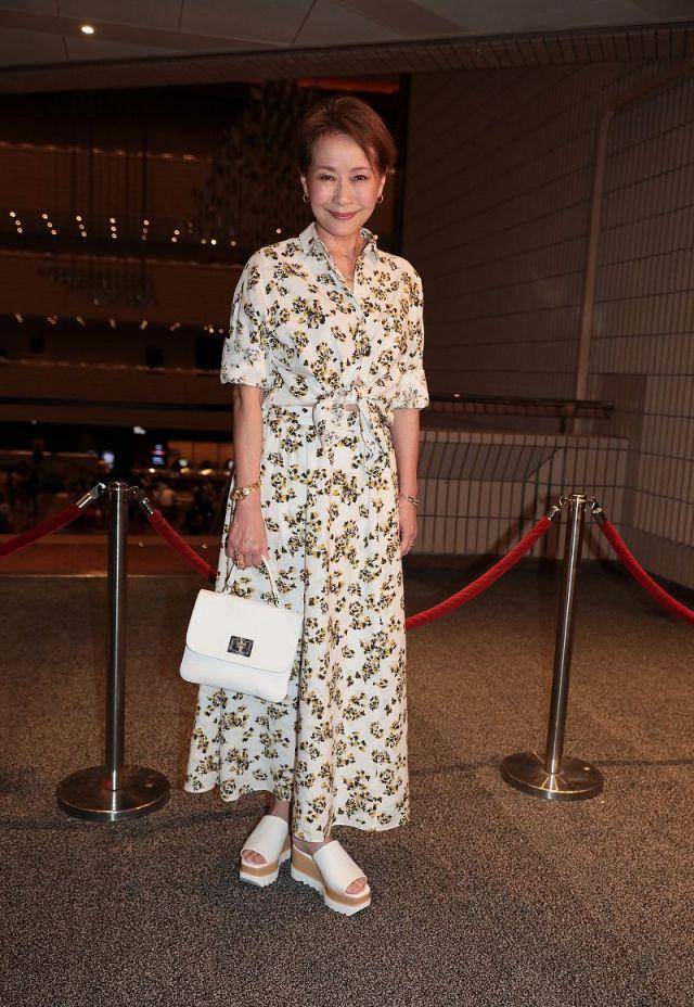 身材|叶童优雅亮相，穿包臀裙配钻石鞋好洋气，不靠医美皱纹明显自然美