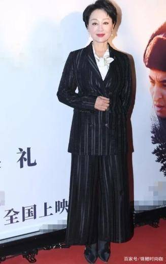 设计|57岁王姬独具富态美！穿v领亮片裙秀好身材，比身旁女儿还抢风头