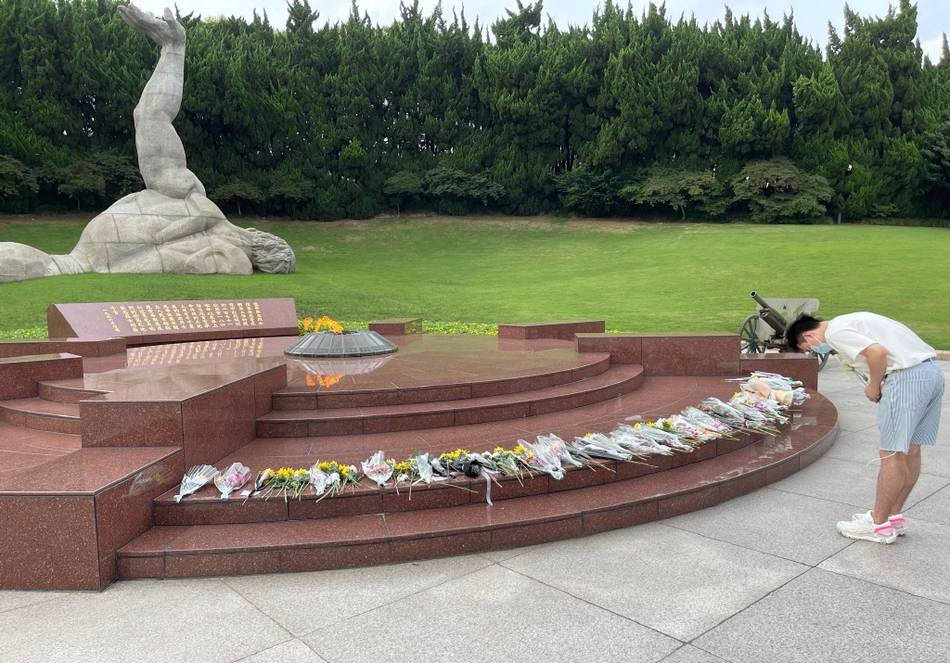  觉醒年代>"赵世炎"扮演者林俊毅缅怀先烈敬鲜花