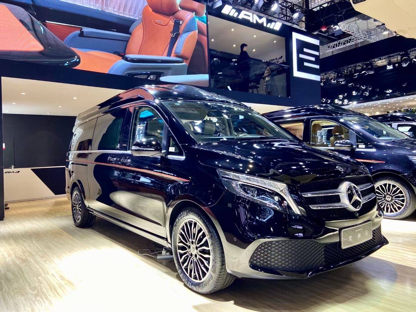 奔驰v260l豪华七座mpv安全可靠是精英总裁们的绝佳选择