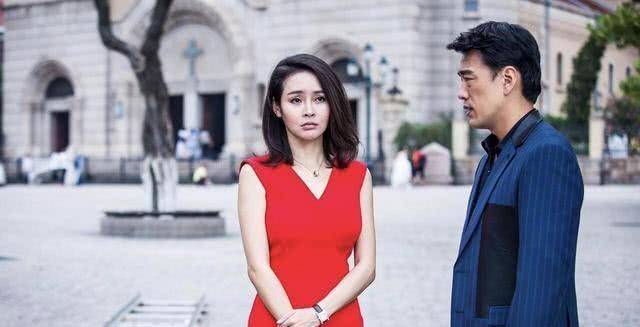 于明加|于明加剪了齐肩发型更迷人，穿吊带连衣裙亮相，低调中透着高级感