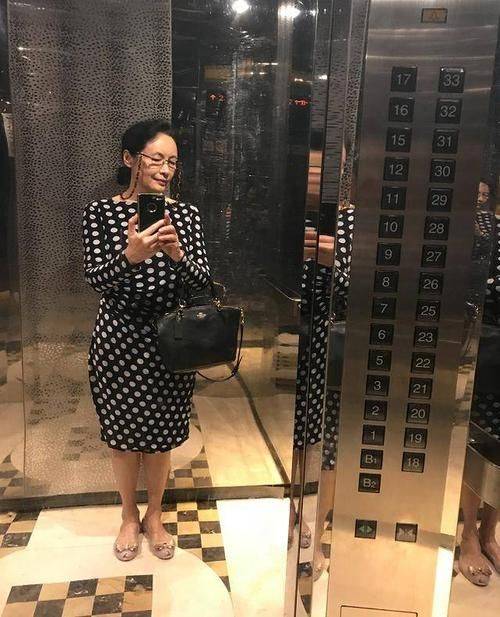 裙子|宋晓英66岁还这么漂亮，跟素人合影老态真实，但整个人气质优雅！