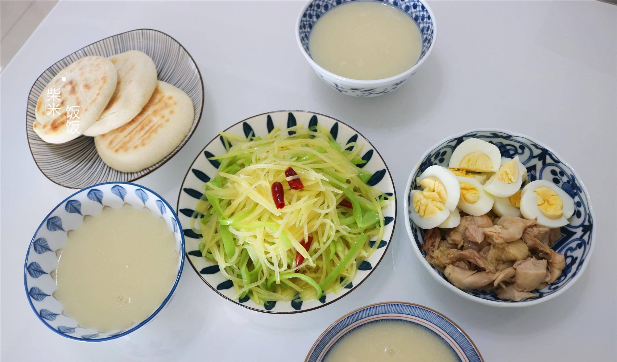 炒土豆丝|五一不出门,早餐在家吃,发面饼,小米粥,荤素搭配吃得香