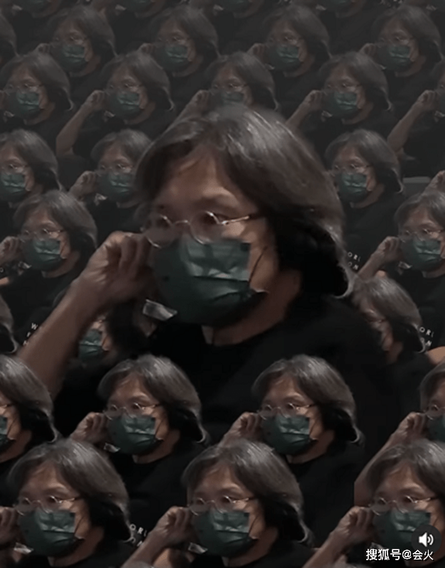 吴君如晒老公陈可辛探班照,头发花白表情呆萌