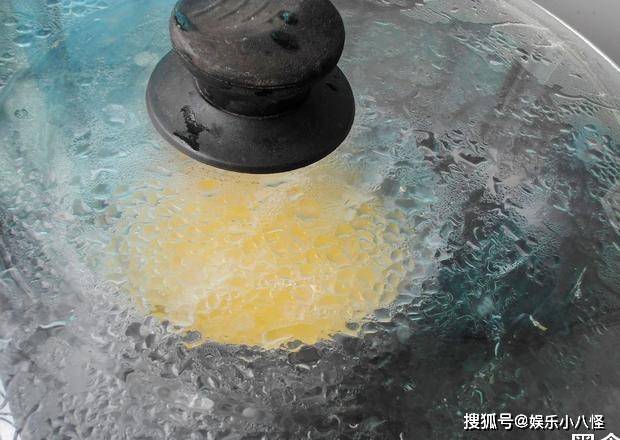 带着|口感嫩滑的虾仁蒸蛋，营养又带着虾的鲜味，秋日早餐必备