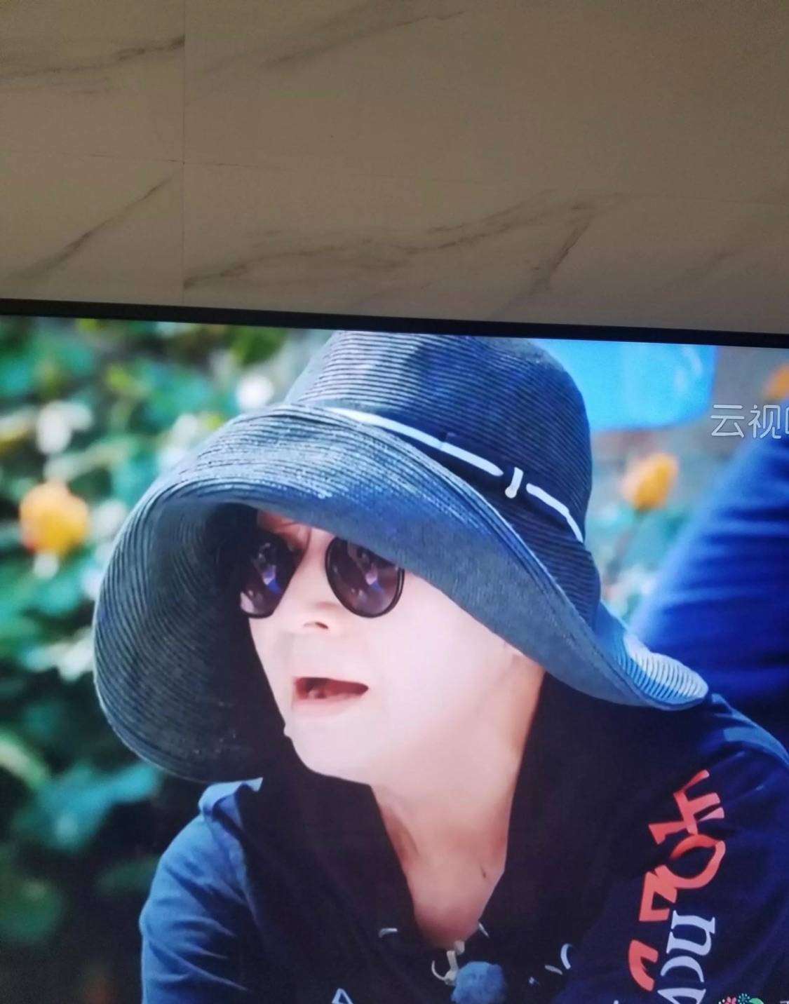 显得|宋丹丹上节目穿短裤,都满脸皱纹的60多岁老人,露腿也太敢了吧!