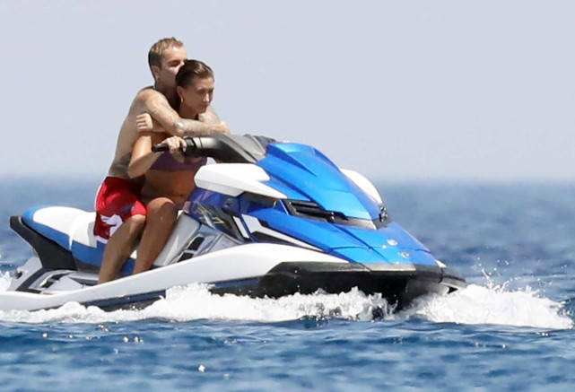 希腊|比伯夫妇甜蜜游希腊！迷妹妻子挖空心思秀身材，高级脸美过赛琳娜