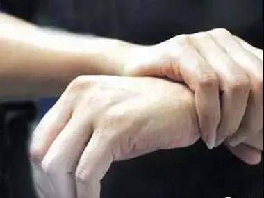 手腕疼痛警惕四种病 f544393efc8c455a9288b54d3ecde4e4.jpeg