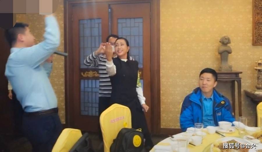65岁刘晓庆聚会嗨玩!与异性友人劲歌热舞好陶醉