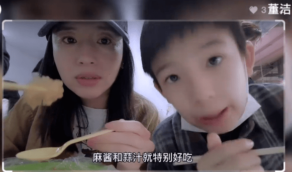 网友偶遇董洁母子逛街,董洁紧紧抓着12岁顶顶的手腕