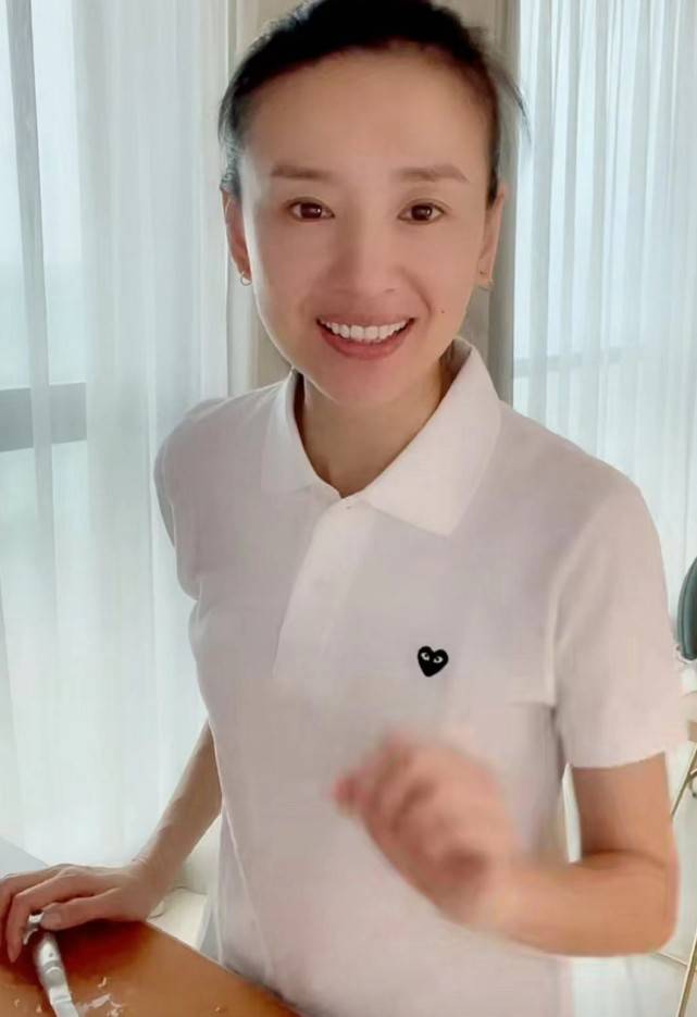 网友偶遇董洁母子逛街,董洁紧紧抓着12岁顶顶的手腕