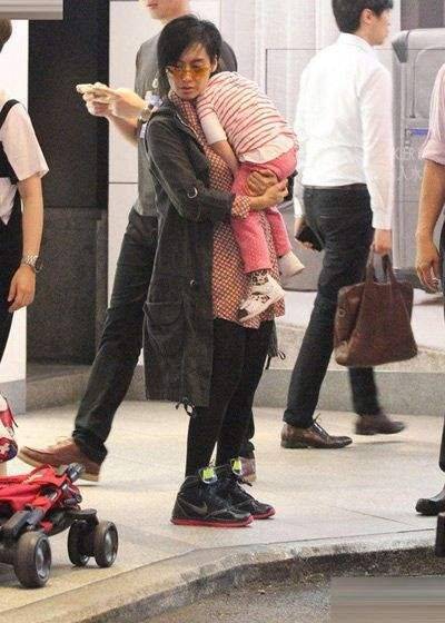 裙子|朱茵走红毯旧照，皮肤黑的出油身材又壮实，并不像营销那么漂亮！