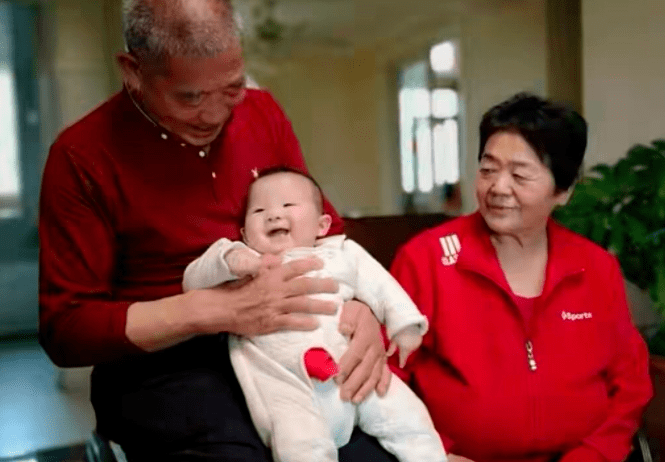 月子|49岁婆婆三胎产女,竟是儿媳伺候月子,网友:神仙婆媳关系