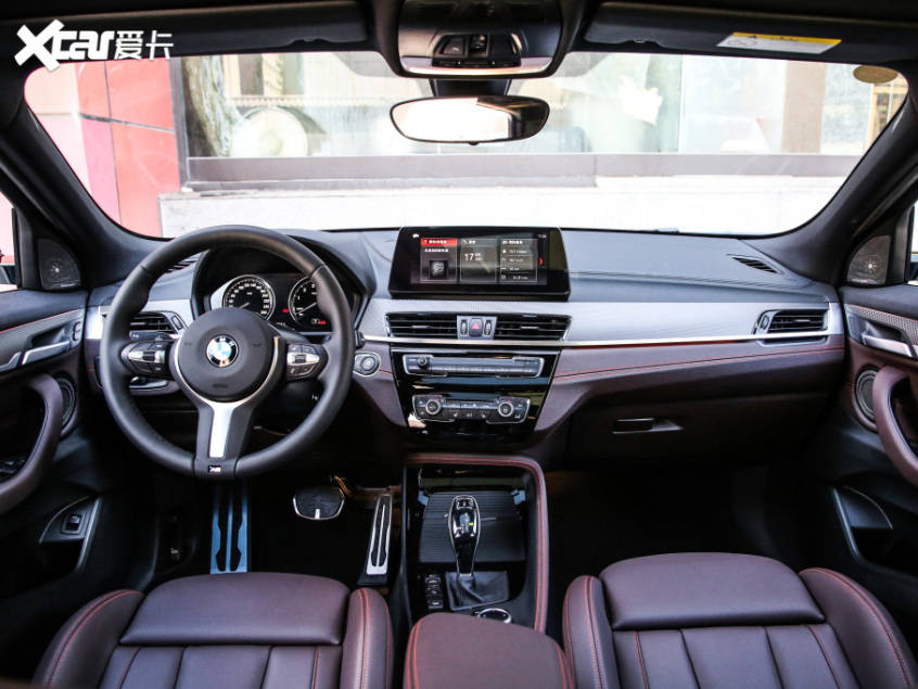 内饰这块,新款宝马x2在设计上同样延续了在售车型,只是配置上进行了