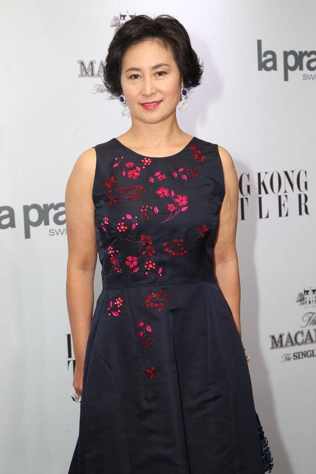 一身|左小青气质真好,穿一身刺绣连衣裙优雅端庄,太给70后女星长脸了