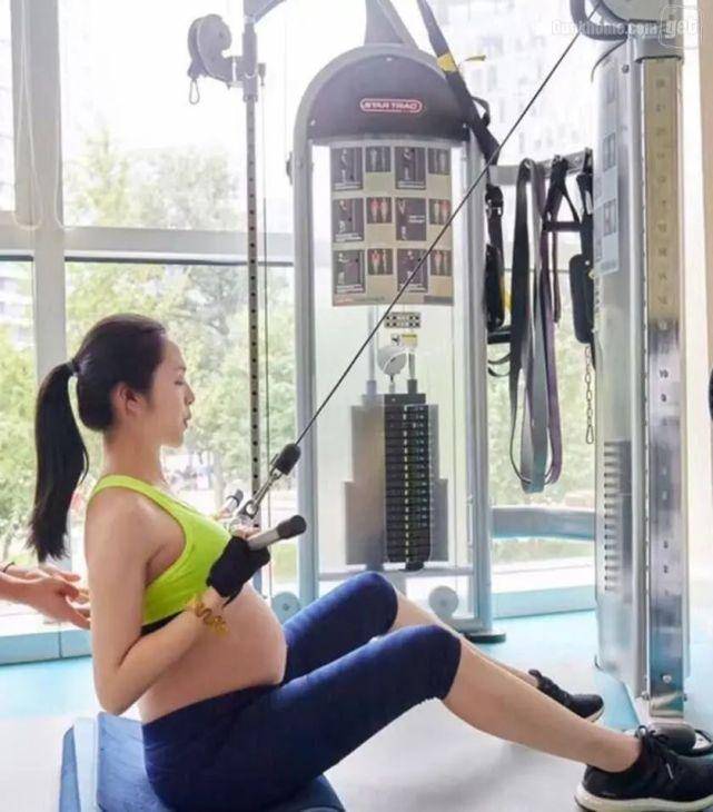 让京妈印象深刻的还有刘璇,在产前一段时间,穿着黑色紧身裤,头朝下