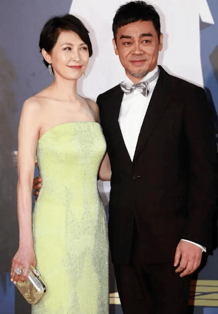 卡通|刘青云老婆郭蔼明真不显老，卡通连衣裙配齐肩短发，减龄10岁不止