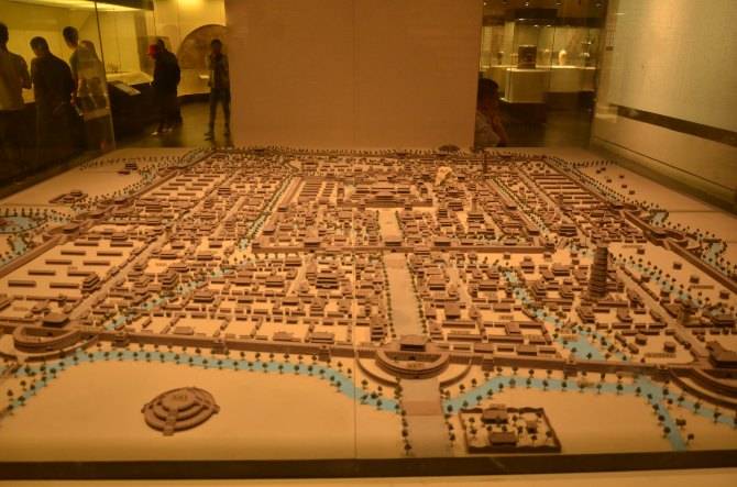 稍大点的县城都有通宵达旦的夜市,各色食物目不暇接,更有很多卖吃食的