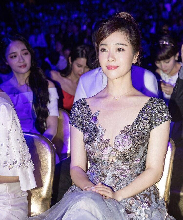 一身|左小青气质真好,穿一身刺绣连衣裙优雅端庄,太给70后女星长脸了