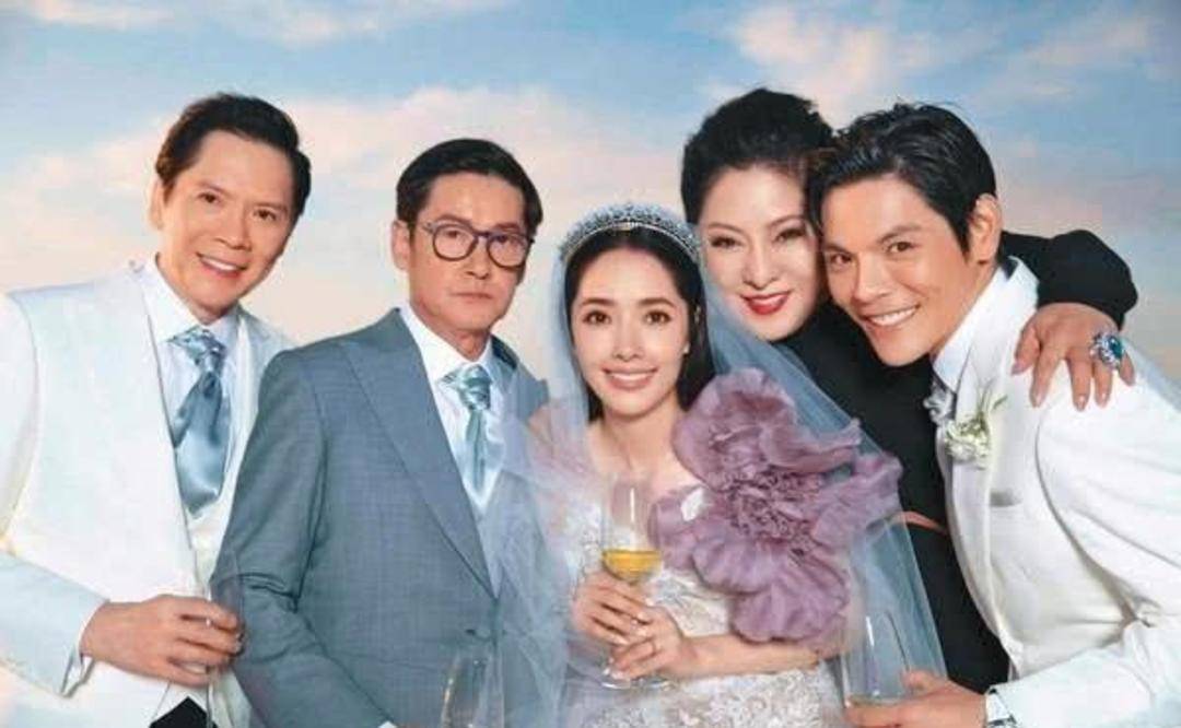 郭碧婷产后复出脸部浮肿,穿粉衣却无半分少女感?