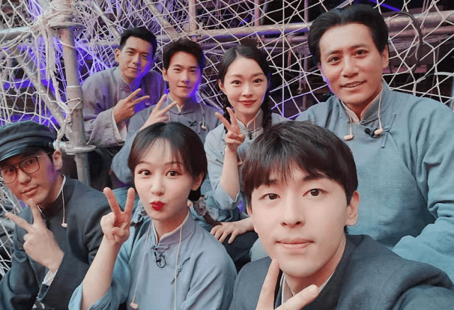 效果|七一晚会后台惊喜多！韩红抽雪茄变大佬，杨紫穿红西装拉刘诗诗热聊