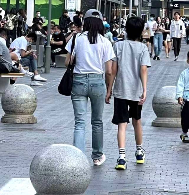网友偶遇董洁母子逛街,董洁紧紧抓着12岁顶顶的手腕