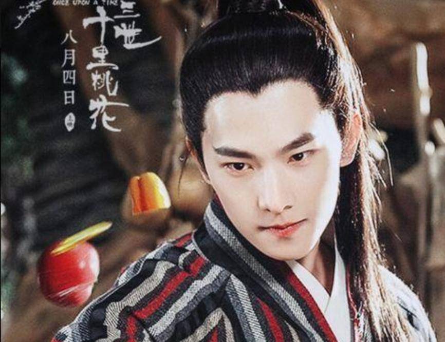 都说杨洋的夜华是被造型坑了,看到白衣定妆照,这才是天族太子!_因为