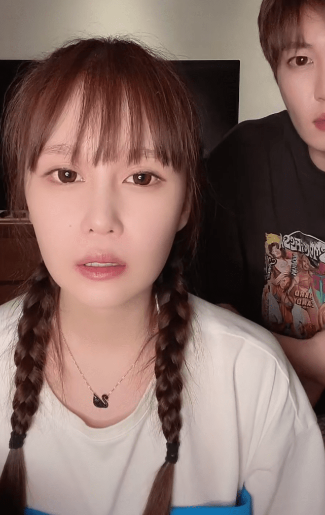 赵本山女儿全素颜直播秀恩爱,自曝处于生理期