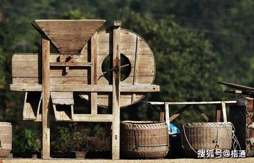 上交公粮的稻子都要用风车车几遍才能够达到上交的标准.
