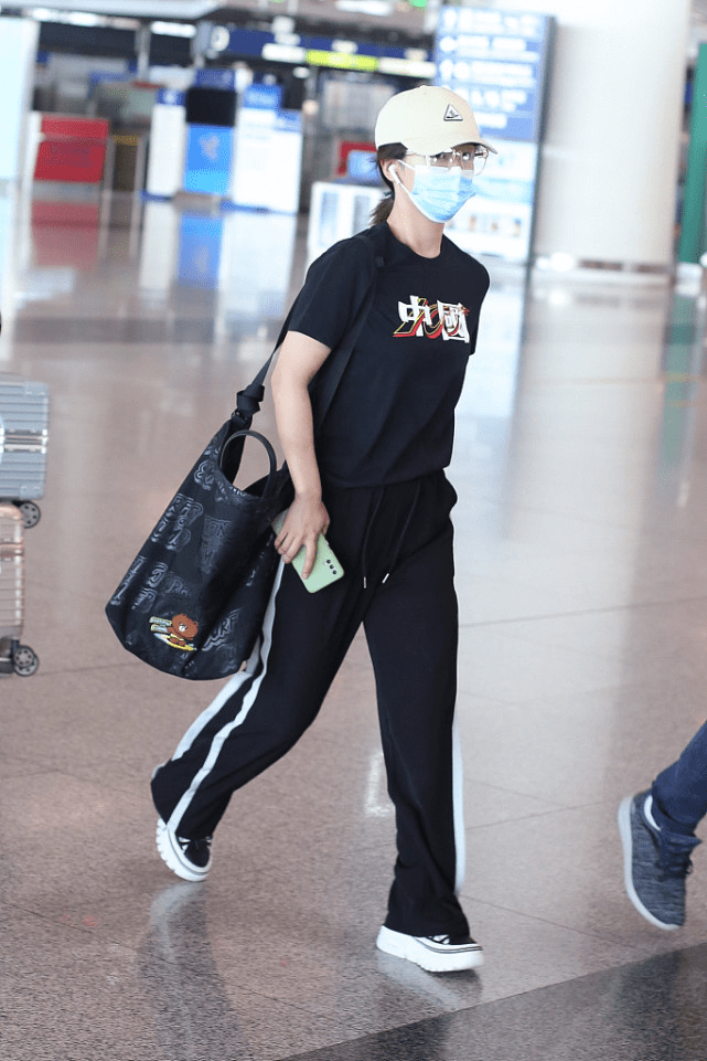 原创杨紫都奔三了,机场穿"校服裤"仍能扮女学生,带着行李似放暑假