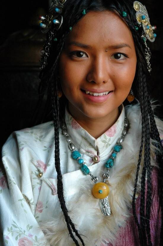 到了2009年年正式签约强视文化传媒,出演战争片《喋血边城》,之后可谓