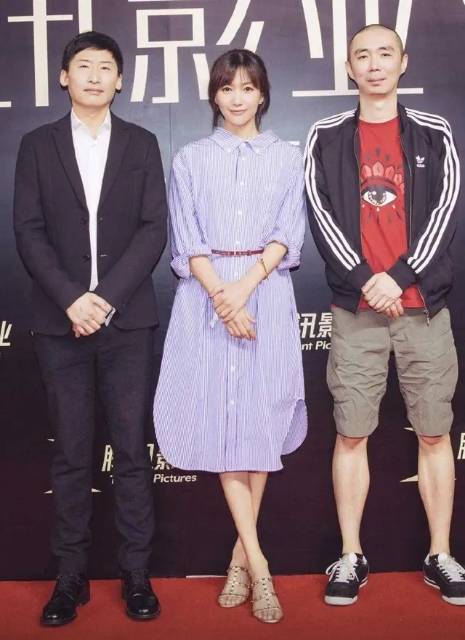 显得|徐静蕾和黄立行出行,穿衬衣背带裙真嫩,而黄立行偷看眼神太有爱